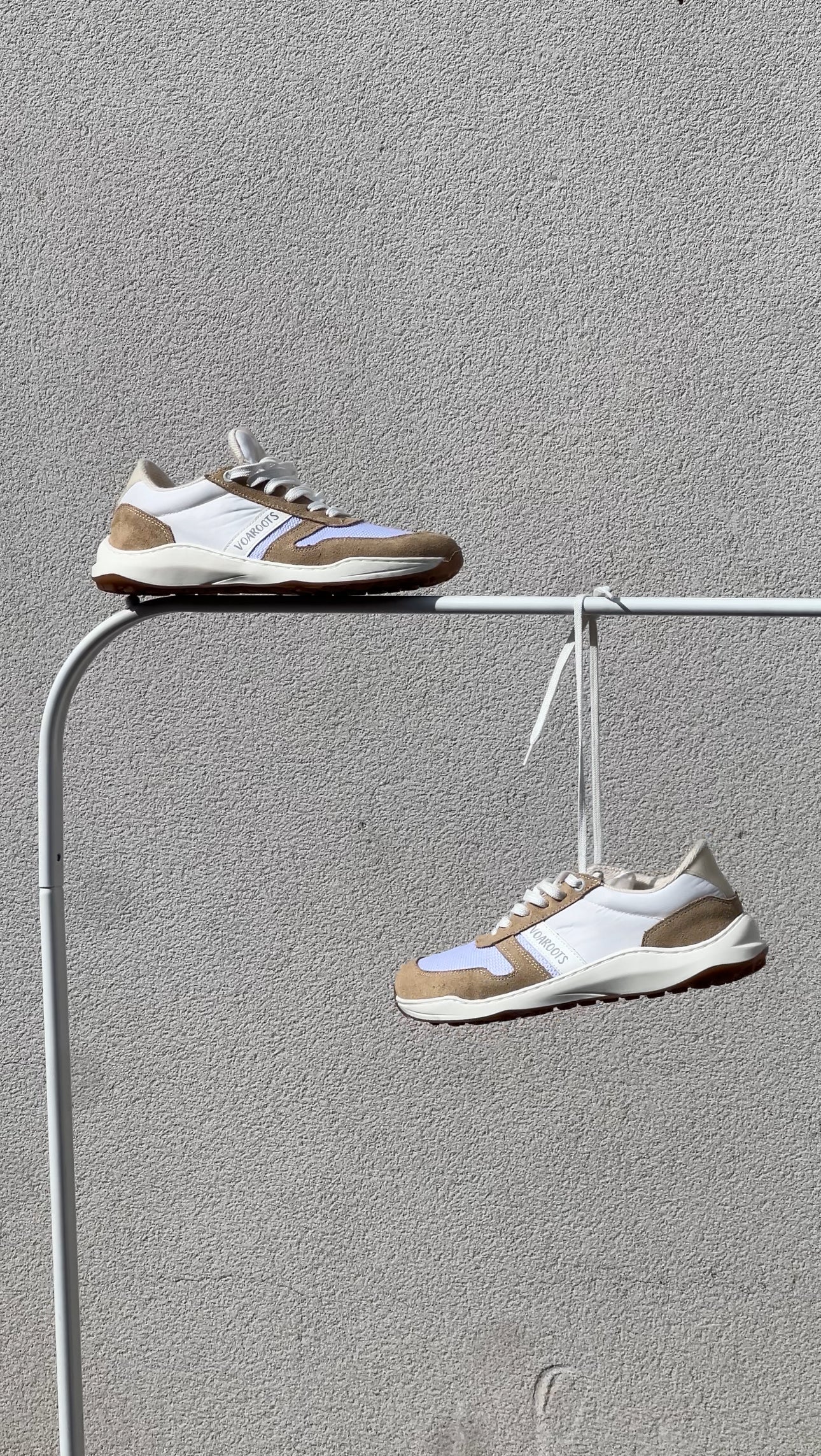 VR Soul VoaRoots barefoot shoes color camel sobre fondo gris. Calzado minimalista urbano y natural hecho con materiales sostenibles.