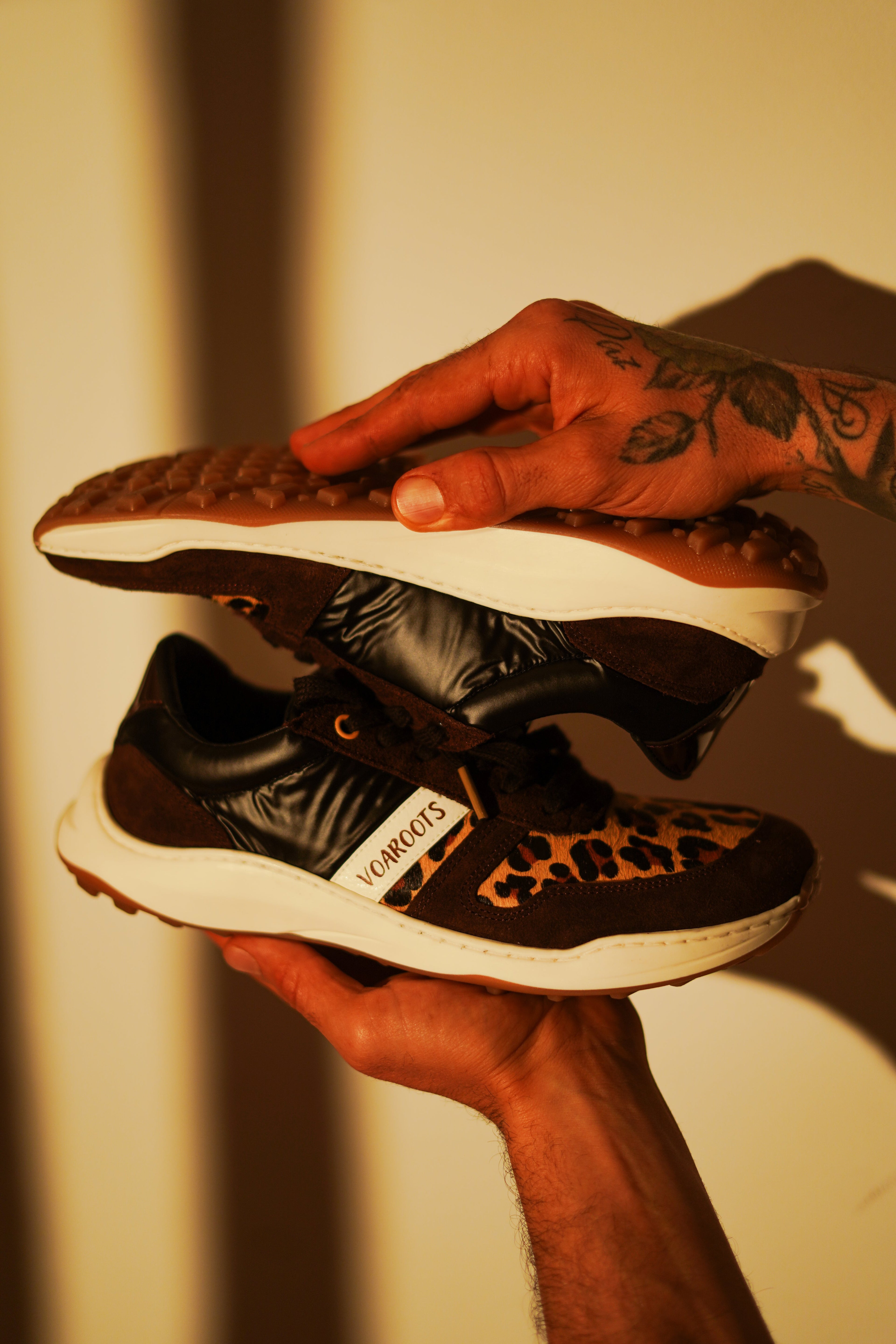 VR Soul VoaRoots barefoot shoes color camel sobre fondo gris. Calzado minimalista urbano y natural hecho con materiales sostenibles.