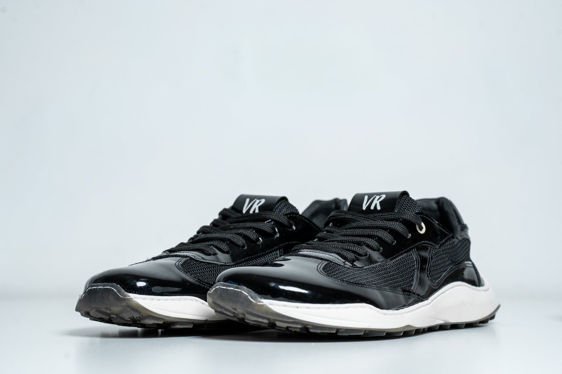 barefoot elegante minimalista negro