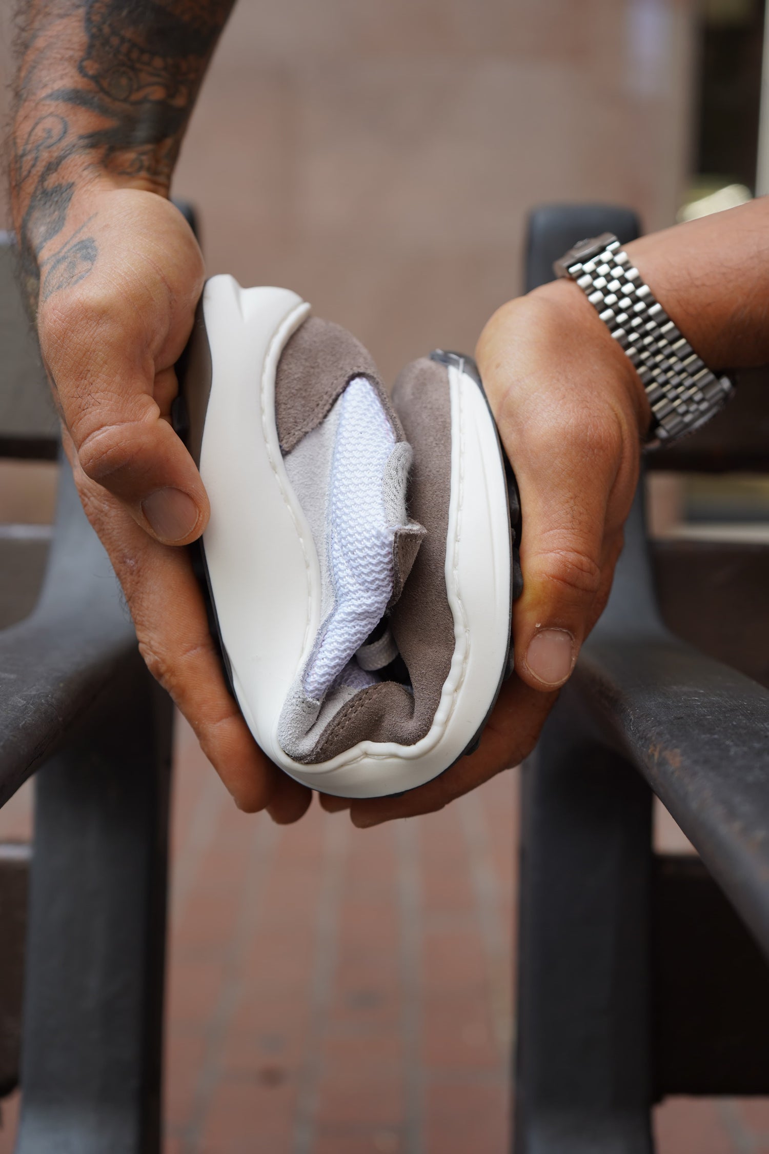 Manos mostrando la flexibilidad extrema de una zapatilla VoaRoots barefoot