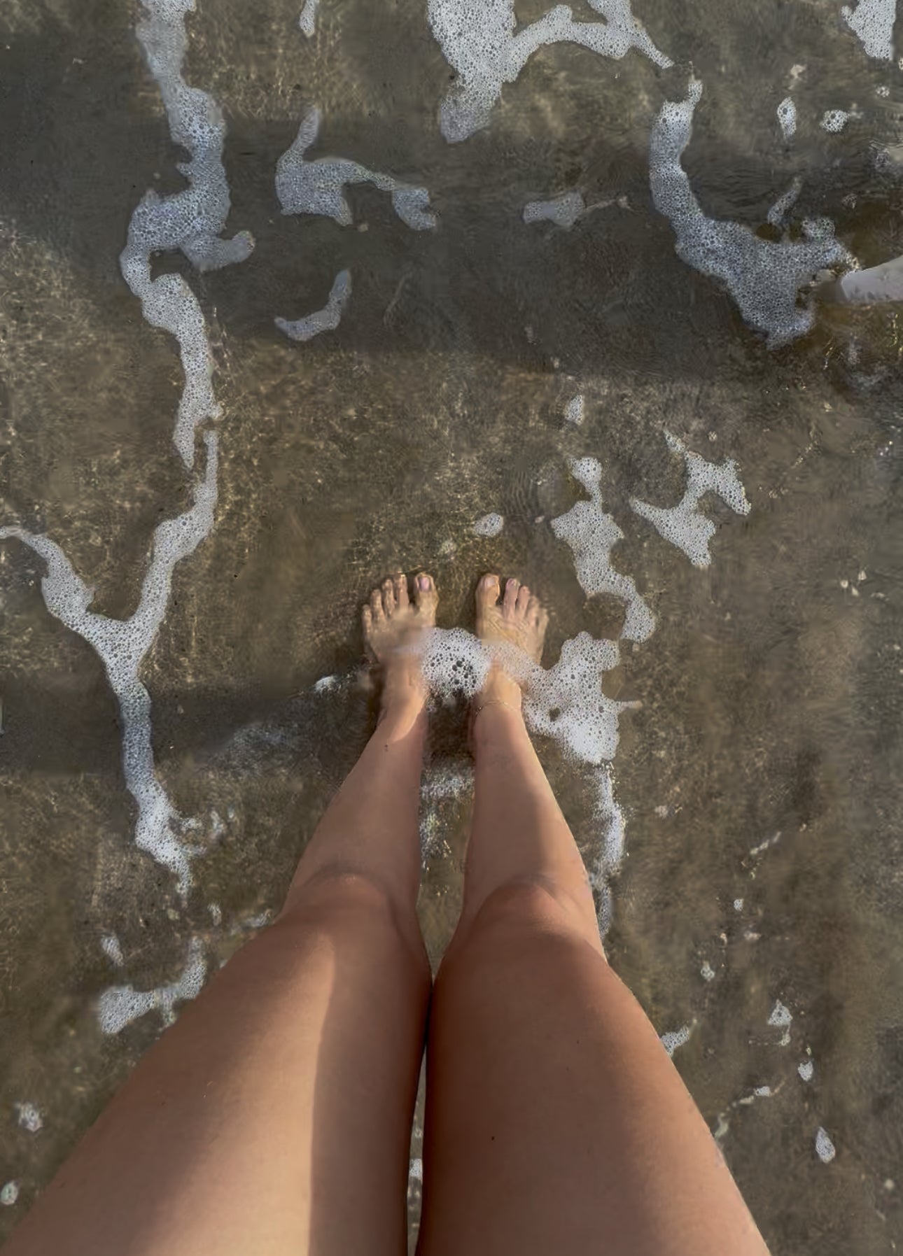 Pies descalzos en el mar reflejando el estilo de vida natural barefoot