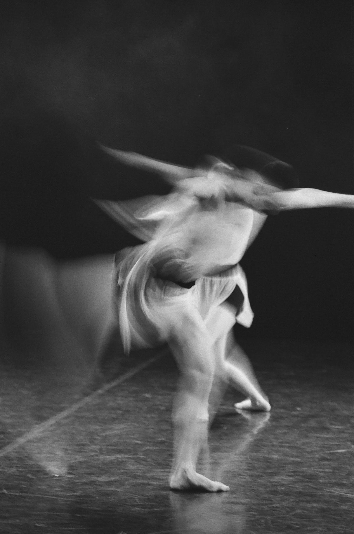 Movimiento artístico de un cuerpo en blanco y negro simbolizando libertad y conexión corporal barefoot