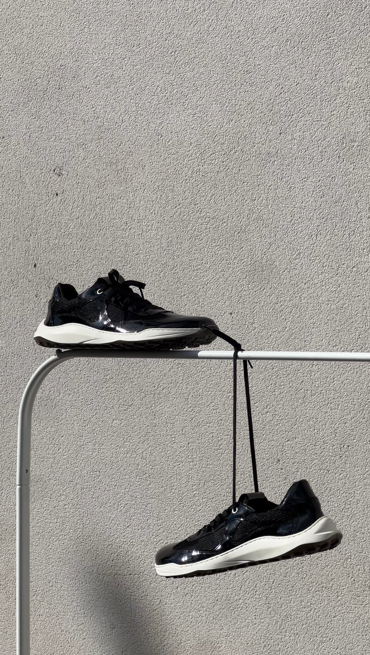 Zapatillas VoaRoots colgadas en una barra mostrando su diseño minimalista barefoot