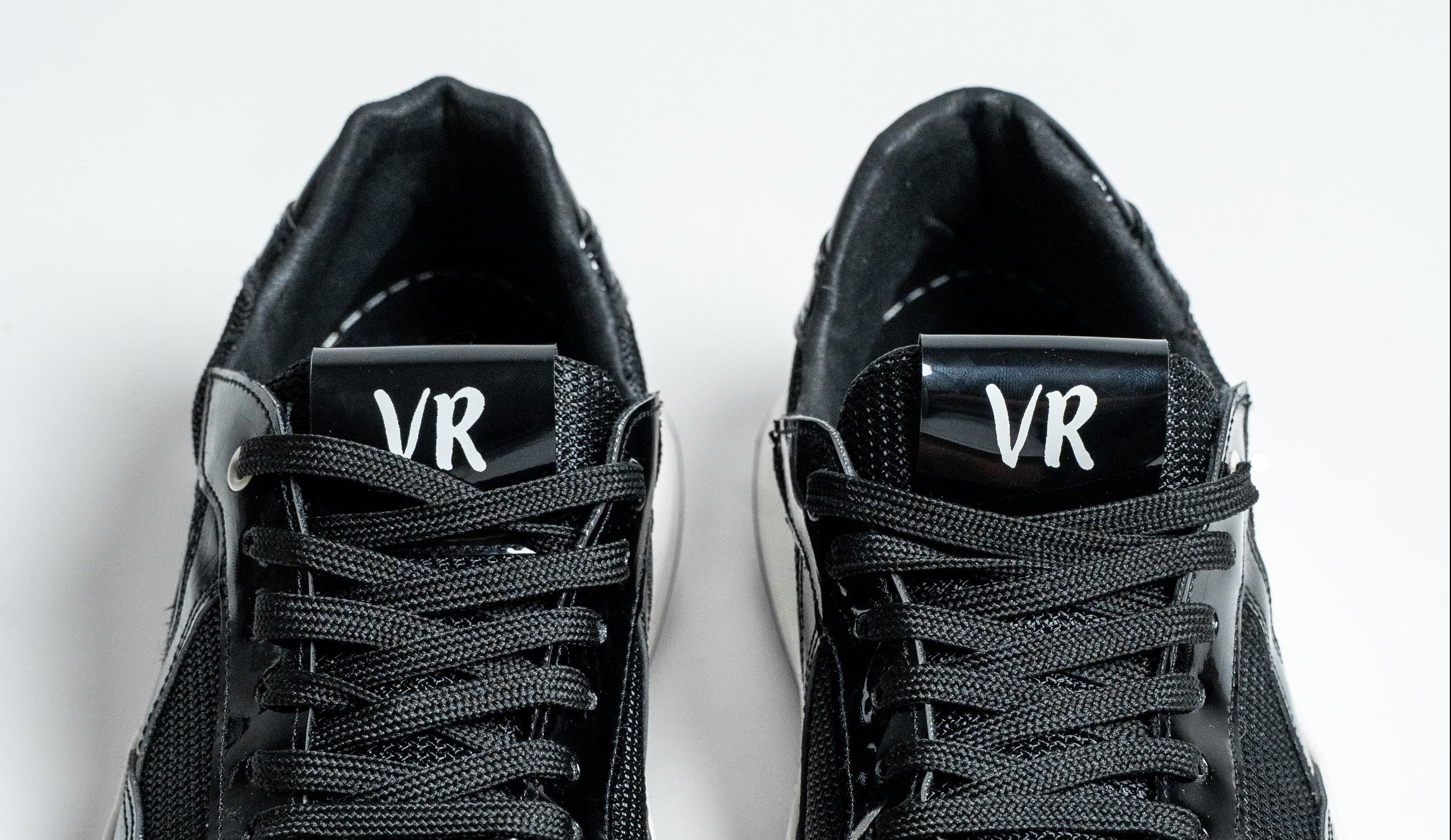 Zapatillas VoaRoots VR en primer plano mostrando los cordones y textura del modelo barefoot urbano